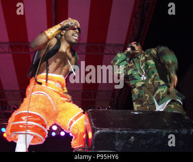 COLUMBIA, SC - April 6: Andre Benjamin (aka Andre3000) und Antwan "Big Boi" Patton von Outkast führen an 3 Flüssen Music Festival in Columbia, South Carolina am 6. April 2002. Quelle: Chris McKay/MediaPunch Stockfoto