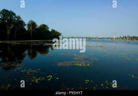 Neak Pean (oder Neak Poan). Überflutet See rund um den Tempel Ruinen von Neak Pean Tempel Angkor Archäologischer Park, Provinz Siem Reap Stockfoto