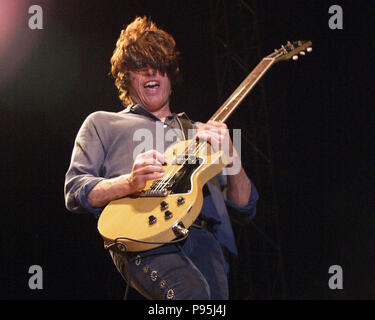 CHARLOTTE, NC - 27. April: Dean DeLeo von Stone Temple Pilots führt auf dem Cityfest Live Festival in Charlotte, North Carolina am 27. April 2002. Quelle: Chris McKay/MediaPunch Stockfoto