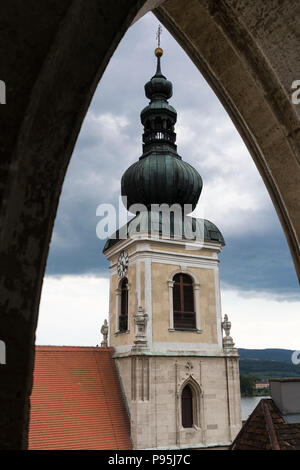 Eine gerahmte Blick auf den spätgotischen Turm der Nikolauskirche in Stein, UNESCO-Weltkulturerbe, Niederösterreich Stockfoto