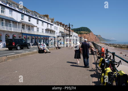 Urlauber genießen Sie eine heiße Sommer am Nachmittag an der Esplanade in Sidmouth, East Devon, Großbritannien Stockfoto