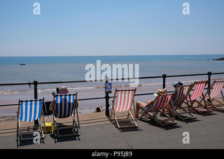 Urlauber genießen Sie eine heiße Sommer am Nachmittag an der Esplanade in Sidmouth, East Devon, Großbritannien Stockfoto
