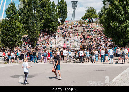 Berlin, Deutschland - Juli 2018: Junge und Mädchen spielen Basketball im Park neben Masse von Menschen zu beobachten Street Performer im Mauerpark an einem sonnigen Sommer Stockfoto