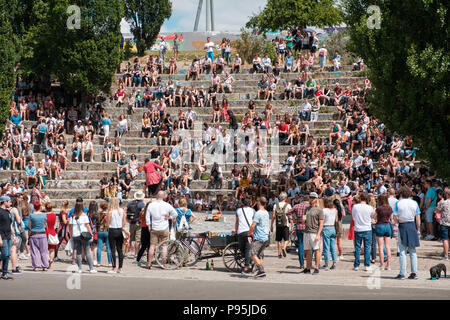 Berlin, Deutschland - Juli 2018: Viele Menschen im Amphitheater an der belebten Park (Mauerpark) wathching street Interpret auf einen sonnigen Sommer Sonntag in Berlin. Stockfoto