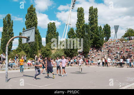 Berlin, Deutschland - Juli 2018: Jungen und Mädchen Basketball spielen im Park (Mauerpark) neben der Masse der Leute im Amphitheater ansehen Leistung auf einem s Stockfoto