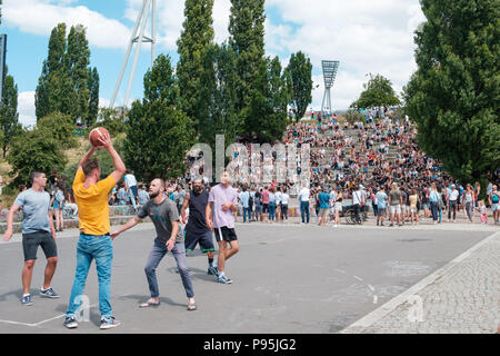 Berlin, Deutschland - Juli 2018: Jungen und Mädchen Basketball spielen im Park (Mauerpark) neben der Masse der Leute im Amphitheater ansehen Leistung auf einem s Stockfoto