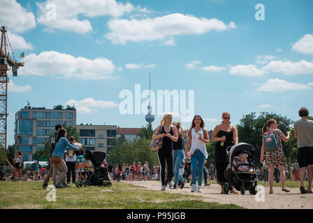 Berlin, Deutschland - Juli 2018: Viele Menschen in überfüllten Park (Mauerpark) an einem sonnigen Sommertag in Berlin, Deutschland Stockfoto