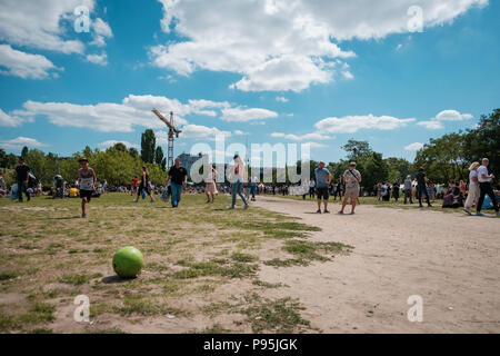 Berlin, Deutschland - Juli 2018: Viele Menschen in überfüllten Park (Mauerpark) an einem sonnigen Sommertag in Berlin, Deutschland Stockfoto