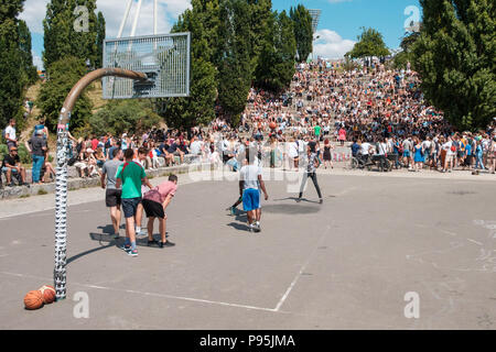 Berlin, Deutschland - Juli 2018: Jungen und Mädchen Basketball spielen im Park (Mauerpark) neben der Masse der Leute im Amphitheater ansehen Leistung auf einem s Stockfoto