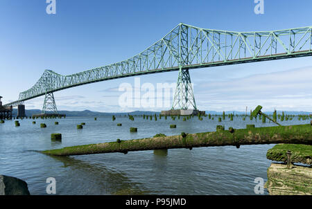 Die Megler Brücke, auch genannt das Astoria Brücke, den Columbia River Crossing und Anschließen der Staat Washington mit Oregon, aus Oregon, USA gesehen. Stockfoto