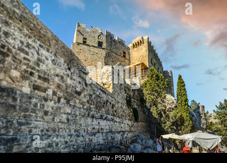 Die mittelalterliche Burg, Palast des Gouverneurs der Burg der Ritter von St. John, in der antiken griechischen Stadt Lindos auf der Insel Rhodos, Music Stockfoto