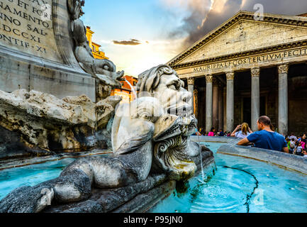 Detailansicht der Fontana del Pantheon in der Piazza della Rotonda als Touristen Sightseeing mit dem antiken Pantheon im Hintergrund in Rom Italien Stockfoto