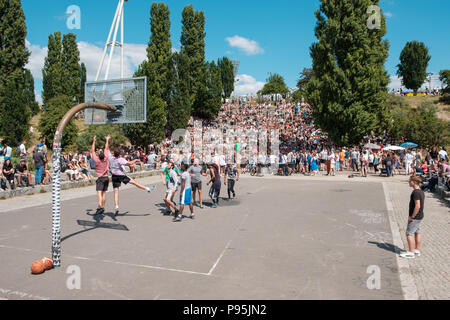 Berlin, Deutschland - Juli 2018: Menschen auf Basketball spielen neben dem belebten Park (Mauerpark) karaoke Leistung auf einem sonnigen Sommer Sonntag Stockfoto