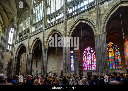 Touristen in die grösste und bedeutendste Kirche in Prag, Tschechische Republik, die Metropolitan Kathedrale des heiligen Veit, Wenzel und Adalbert Stockfoto