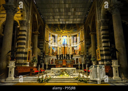 Der Innenraum Altar mit Renaissance religiöser Kunstwerke innerhalb der Pisa Dom in der toskanischen Stadt von Pisa, Italien. Stockfoto