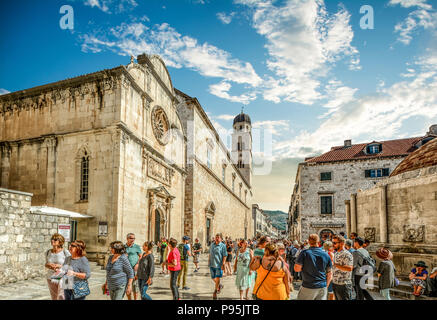 Massen von Touristen zu Fuß die Hauptstraße oder stradun neben St Saviour Kirche in der alten Stadtmauern von Dubrovnik, Kroatien Stockfoto
