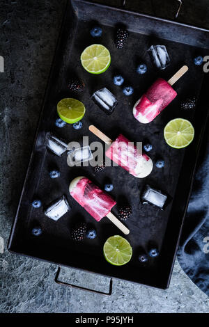 Hausgemachten Blueberry, Blackberry und Key Lime Eis am Stiel Stockfoto