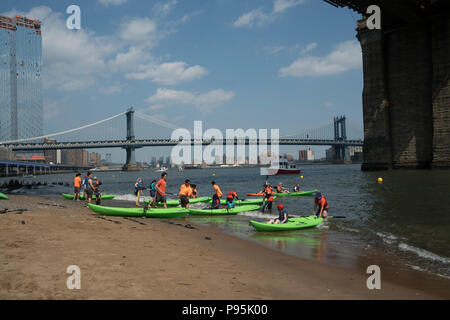 Auf die Stadt des Wassers Tag, Juli 14, 2018, New York City's Wirtschaftsförderungsgesellschaft öffnete die natürlichen Strand unter der Brooklyn Bridge für Kajak Stockfoto