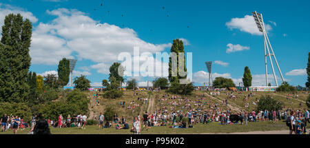 Berlin, Deutschland - Juli 2018: Viele Menschen in überfüllten Park (Mauerpark) auf einer sonnigen Sommer Sonntag in Berlin, Deutschland Stockfoto