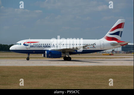 Einen British Airways A319 befindet sich auf der Start- und Landebahn am Flughafen Manchester, die sich anschickt, zum take-off. Stockfoto