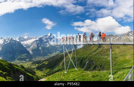 Aussichtsplattform in Grindelwald-First, Jungfrau Region, Berner Oberland, Schweiz Alpen mit Blick auf den Eiger, Monsch und Jungfrau Stockfoto