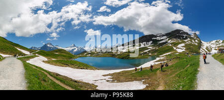 Bachalpsee See in Snowy Mountains an Grindelwald-First in der Jungfrau Region des Berner Oberlandes Alpen, Schweiz Stockfoto