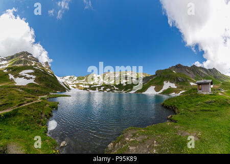 Bachalpsee See in Snowy Mountains an Grindelwald-First in der Jungfrau Region des Berner Oberlandes Alpen, Schweiz Stockfoto