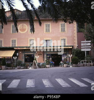 AJAXNETPHOTO. BORMES les Mimosas, Frankreich. - CAFE GESELLSCHAFT - FASSADE DES CAFÉ DU PROGRES IM DORF. Foto: Jonathan Eastland/AJAX REF: 930206 17 Stockfoto