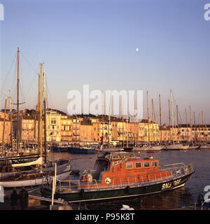 AJAXNETPHOTO. ST. TROPEZ, Frankreich. - Spielwiese der Reichen - MOND ERHEBT SICH ÜBER DER COTE D'AZUR HAFEN AM MITTELMEER. SOCIETE NATIONALE DE SAUVETAGE EN MER RETTUNGSBOOT Bailli de Suffren II IST LINKS IM VORDERGRUND. Foto: Jonathan Eastland/AJAX REF: 921904 15 Stockfoto