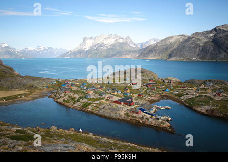 Grönland, Kujalleq, Aappilattoq, Blick auf den Ort mit malerischen Bergen und Wasser. Stockfoto
