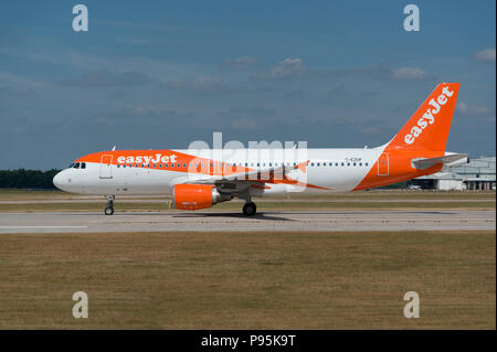 Eine Easyjet Airbus A319 befindet sich auf der Start- und Landebahn am Flughafen Manchester, die sich anschickt, zum take-off. Stockfoto