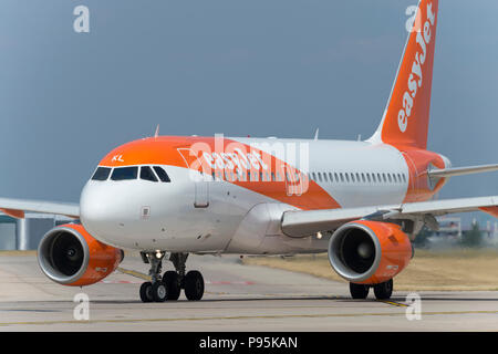 Eine Easyjet Airbus A 319 Taxis entlang der Start- und Landebahn am Flughafen Manchester während der Vorbereitung, sich zu entfernen. Stockfoto