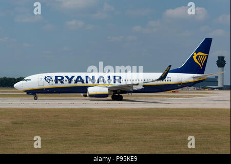 Eine Ryanair Boeing 737-8 als sitzt auf der Start- und Landebahn am Flughafen Manchester, die sich anschickt, zum take-off. Stockfoto