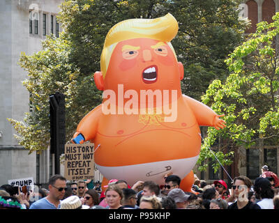 Blick auf das Baby Trump blimp durchgeführt durch Massen an der anti Trump März in London am 13. Juli 2018 Stockfoto