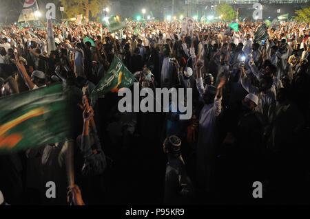 Rawalpindi, Pakistan. Am 15. Juli 2018. Blick auf die Befürworter der Tehreek-e-Labbik Pakistan während der öffentlichen Sitzung für die Bundestagswahl 2018 vor, die am 25. Juli, an Liaquat Baigh Boden in Rawalpindi. Credit: subair Abbasi/Pacific Press/Alamy leben Nachrichten Stockfoto