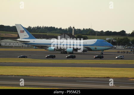 Die wagenkolonne für Präsident Donald Trump und seine Entourage, nach Ankunft am Flughafen Prestwick auf Luftwaffe 1 (Boeing VC-25A 92-9000). Stockfoto