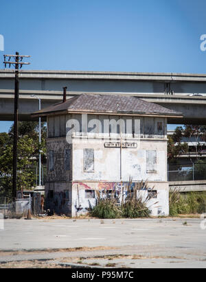Eine kleinere Gebäude auf der 16th Street Station in West Oakland, Kalifornien, einem alten, verlassenen Bahnhof. Stockfoto