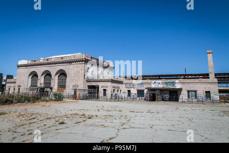 Die Fassade des verlassenen 16th Street Station in West Oakland, Kalifornien. Stockfoto