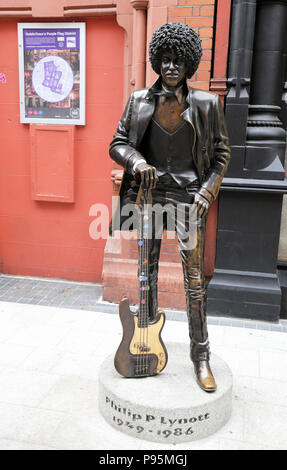 Eine Bronzestatue von Rockstar Phil Lynott memorializes Ende der Sänger und Bassist der Band Thin Lizzy. Dublin, Irland. Stockfoto
