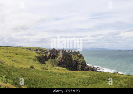 Dunluce Castle ist ein Jetzt verfallenen mittelalterlichen Burg in Nordirland. Es liegt am Rande eines Basalt outcropping in der Grafschaft Antrim. Stockfoto