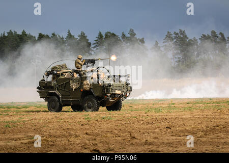 Ein Soldat, der sich auf einem Britischen Armee Mobilität Weapon-Mounted Installation Kit "Schakal" mit dem 1. des Queen's Dragoon Guards Brände an einen fiktiven Gegner während einer Letalität Übung mit dem Battle Group Polen Orzysz, Polen am 14. Juli 2018. Battle Group Polen ist ein einzigartiges, multinationale Koalition von USA, Großbritannien, Kroatischen und rumänischen Soldaten, die mit der polnischen 15 mechanisierte Brigade als Abschreckung Kraft zur Unterstützung des NATO-Enhanced vorwärts Präsenz dienen. (U.S. Armee Foto von SPC. Hubert D. Delany III/22 Mobile Public Affairs Abteilung) Stockfoto