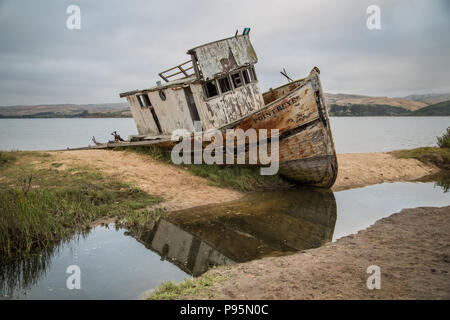 Die Seitenansicht des Point Reyes Schiffbruch und seine Reflexion, einem verlassenen Boot strandete in der Nähe von Point Reyes, Kalifornien lief. Stockfoto