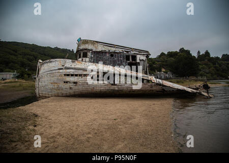 Ein Blick auf die zerstörte Rumpf Point Reyes Schiffbruch, einem verlassenen Boot strandete in der Nähe von Point Reyes, Kalifornien lief. Stockfoto