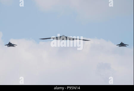 Ein US Air Force B-2 Spirit und zwei F-15 Adler fliegen vorbei an einer Masse während des 2018 Royal International Air Tattoo (RIAT) an RAF Fairford, Vereinigtes Königreich (UK) am 14. Juli 2018. RIAT feierte in diesem Jahr das 100-jährige Jubiläum der RAF und hob die Vereinigten Staaten überhaupt - starke Allianz mit Großbritannien. (U.S. Air Force Foto von TSgt Brian Kimball) Stockfoto