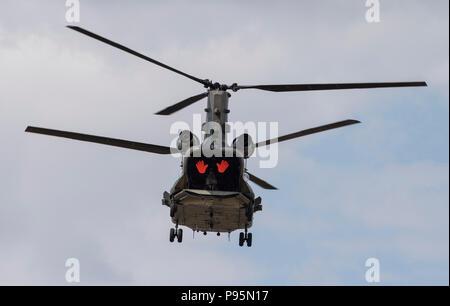 Die Royal Air Force Pilot demonstriert die fliegenden Fähigkeiten des Chinook HC.6 ein Hubschrauber während des 2018 Royal International Air Tattoo (RIAT) an RAF Fairford, Vereinigtes Königreich (UK) am 14. Juli 2018. RIAT feierte in diesem Jahr das 100-jährige Jubiläum der RAF und hob die Vereinigten Staaten überhaupt - starke Allianz mit Großbritannien. (U.S. Air Force Foto von TSgt Brian Kimball) Stockfoto