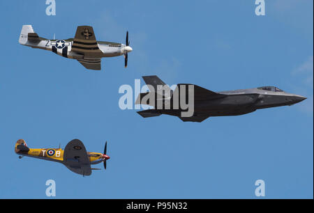 Ein US Air Force F-35A Lightning II, P-51D Mustang und VS Spitfire einem USAF Erbe während der 2018 Royal International Air Tattoo (RIAT) an RAF Fairford, Vereinigtes Königreich (UK) am 14. Juli 2018 durchzuführen. RIAT feierte in diesem Jahr das 100-jährige Jubiläum der RAF und hob die Vereinigten Staaten überhaupt - starke Allianz mit Großbritannien. (U.S. Air Force Foto von TSgt Brian Kimball) Stockfoto