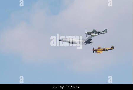 Ein US Air Force F-35A Lightning II, P-51D Mustang und VS Spitfire einem USAF Erbe während der 2018 Royal International Air Tattoo (RIAT) an RAF Fairford, Vereinigtes Königreich (UK) am 14. Juli 2018 durchzuführen. RIAT feierte in diesem Jahr das 100-jährige Jubiläum der RAF und hob die Vereinigten Staaten überhaupt - starke Allianz mit Großbritannien. (U.S. Air Force Foto von TSgt Brian Kimball) Stockfoto