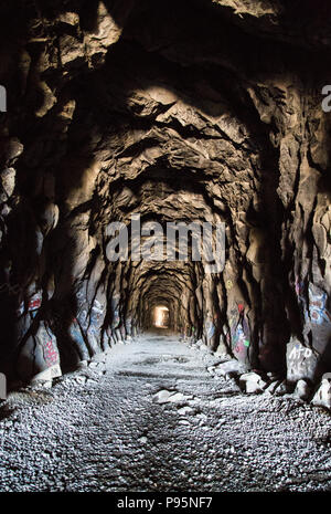 Die raue Felswände eines der verlassenen Donner Pass Tunnel außerhalb Truckee, Kalifornien, ein ehemaliger Tunnel für die Eisenbahn. Stockfoto