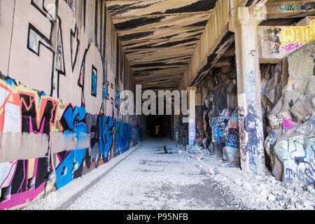 Graffiti auf einem der verlassenen Donner Pass Tunnel außerhalb Truckee, Kalifornien, ein ehemaliger Tunnel für die Eisenbahn. Stockfoto