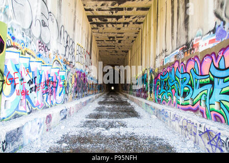 Graffiti auf den Seiten eines der verlassenen Donner Pass Tunnel außerhalb Truckee, Kalifornien, ein ehemaliger Tunnel für die Eisenbahn. Stockfoto